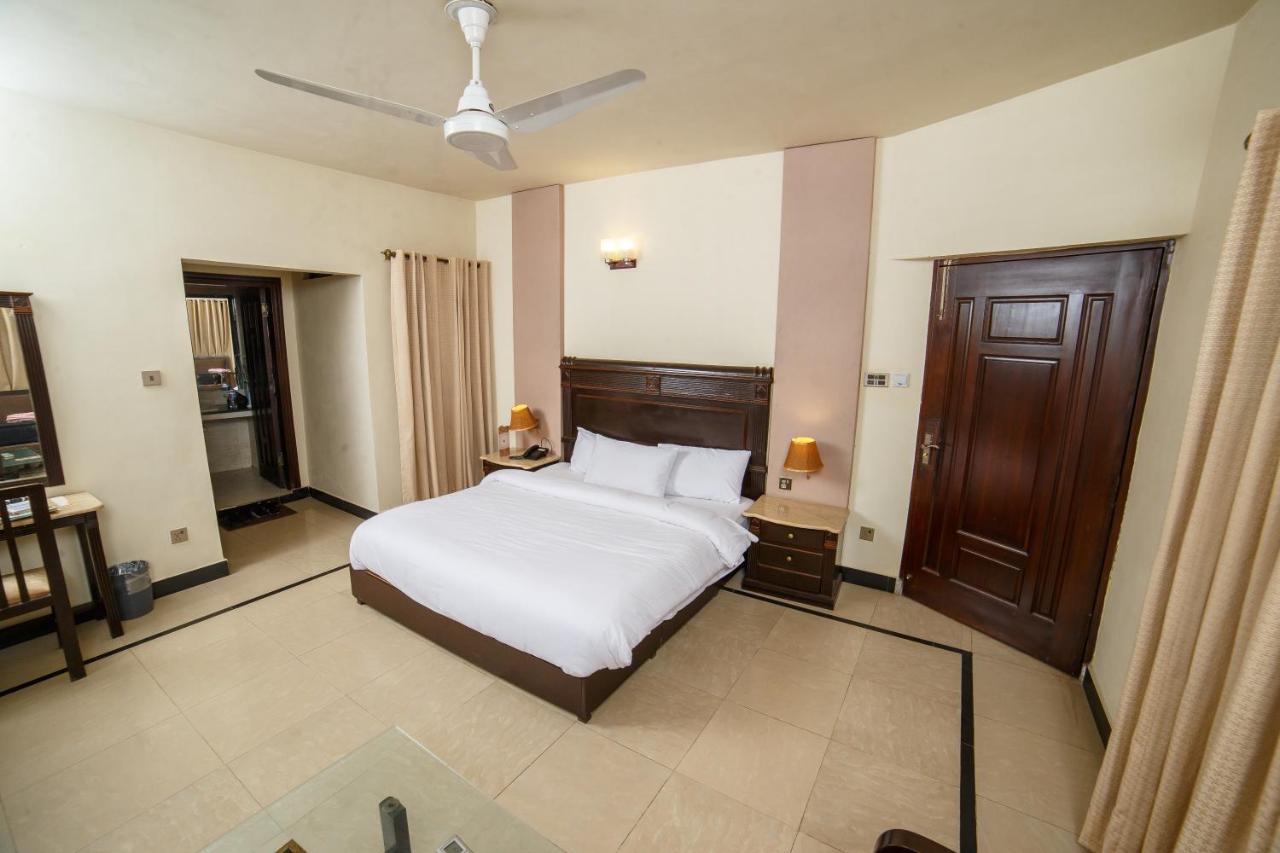 Shelton Accommodator Peshawar Extérieur photo